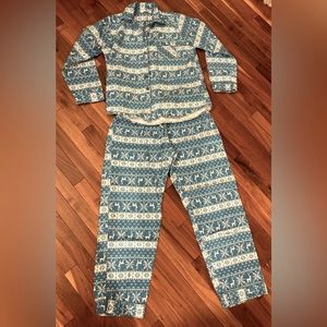 Women’s La Vie En Rose Fleece Pajama set, size medium.